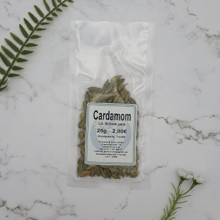 Cardamom ganz in der Schale