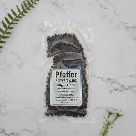 Pfeffer schwarz, ganz